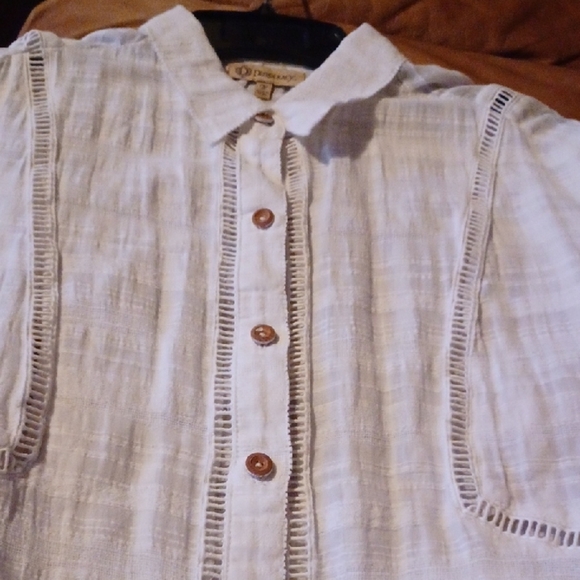 🌺Democracy White Blouse with Tan Buttons - Picture 2 of 10